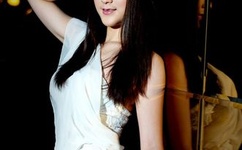 被宿友集体扒开腿用黄瓜调教